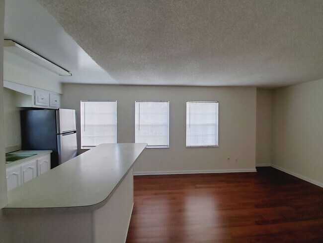 Building Photo - Updated One Bedroom, One Bath Apartment - ...