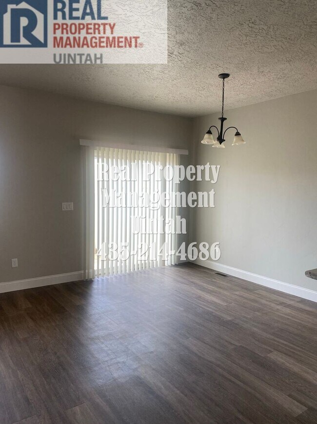 Foto del edificio - 3 bed 2.5 bath townhome in Fox Run