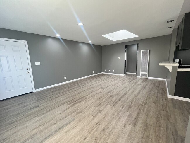 Foto del edificio - LARGE 2 BEDROOM 1 BATH UPSTAIRS UNIT WITH ...