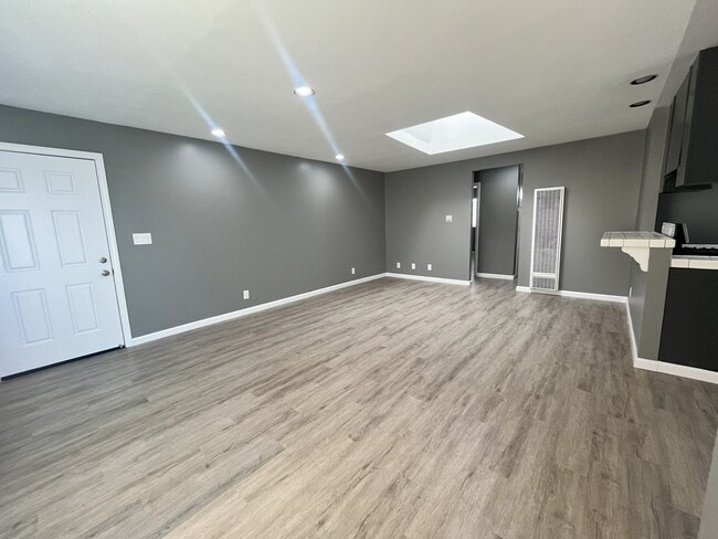 Building Photo - *MOVE-IN SPECIAL* - 2 BD 1 BA UPSTAIRS W/ ...