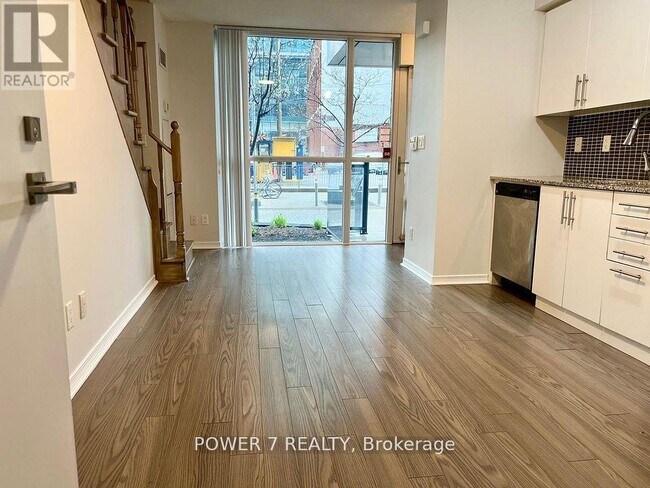 Photo du bâtiment - 352-352 Front St W
