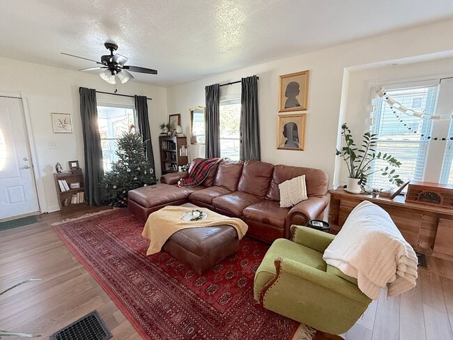 Building Photo - Cute WyCo Bungalow