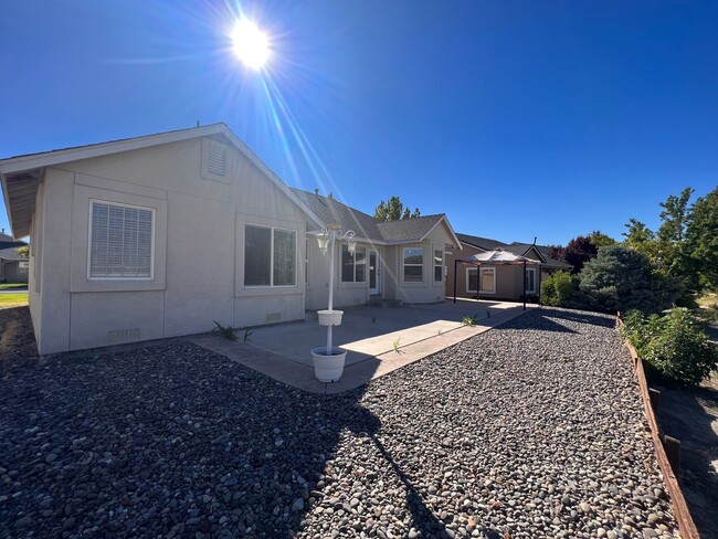 Building Photo - Charming Golf Course Home!