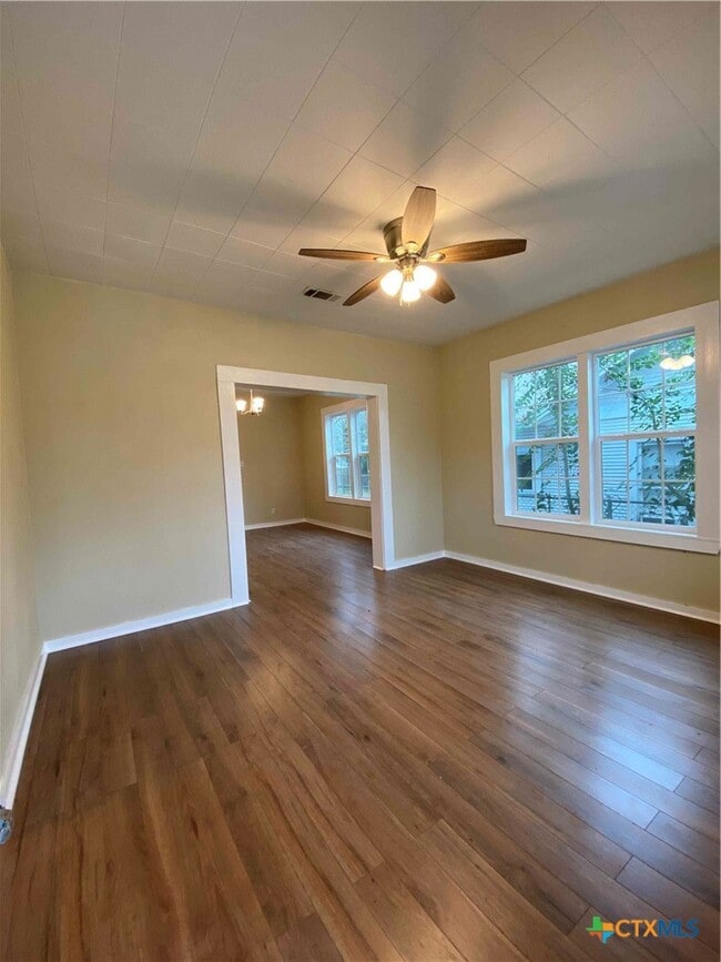 Foto del edificio - 904 N Main St