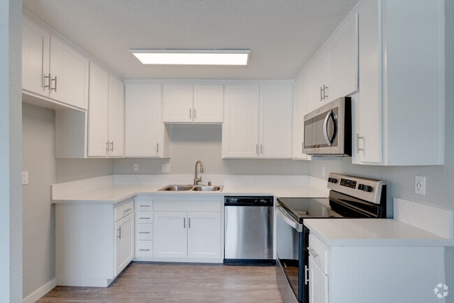 2HAB, 1,5BA - 893SF - West Fifth Apartments