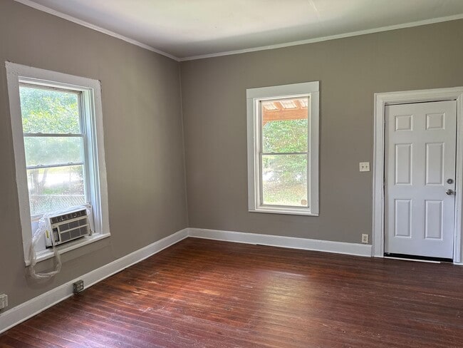 Building Photo - 2 Bed 1 Bath Home