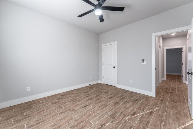 Foto del edificio - Welcome to this stunning 3-bedroom, 2-bathroom home that boasts a range of high-quality features ...