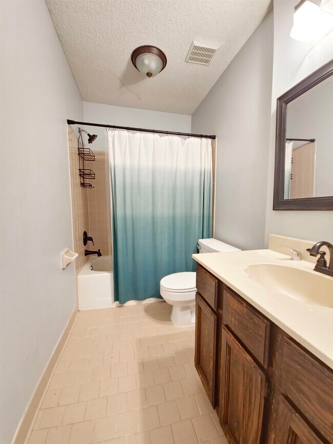 Foto del edificio - 8206 Creekside Cir N