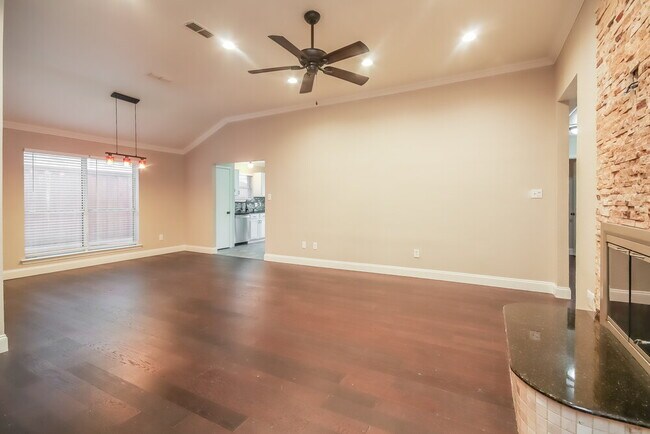 Building Photo - 10824 Deauville Cir N