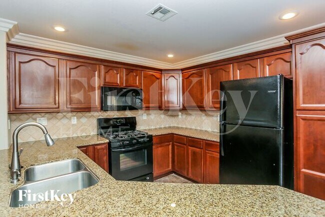 Foto del edificio - 8612 Honey Vine Ave