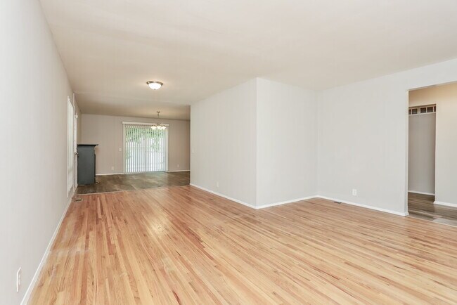 Building Photo - 2315 Birchview Dr