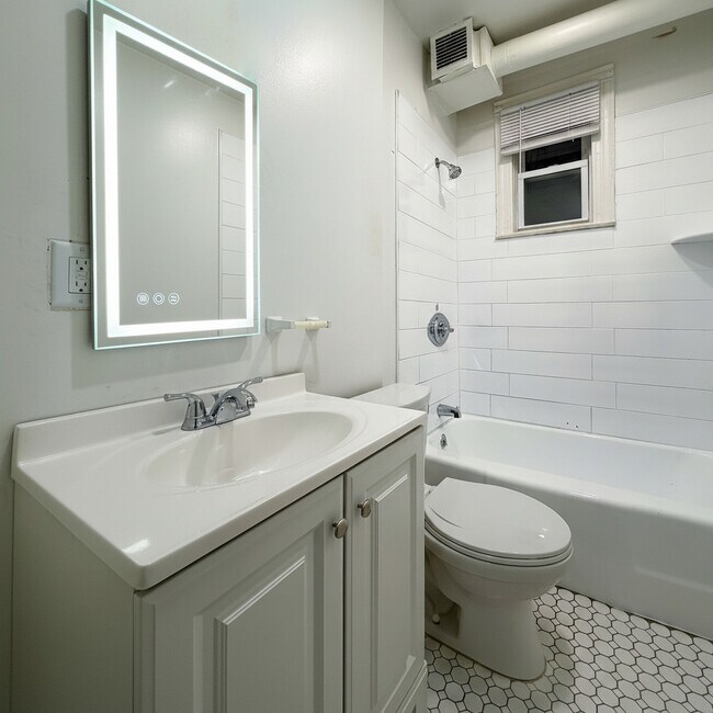 Building Photo - 256 Davenport Ave