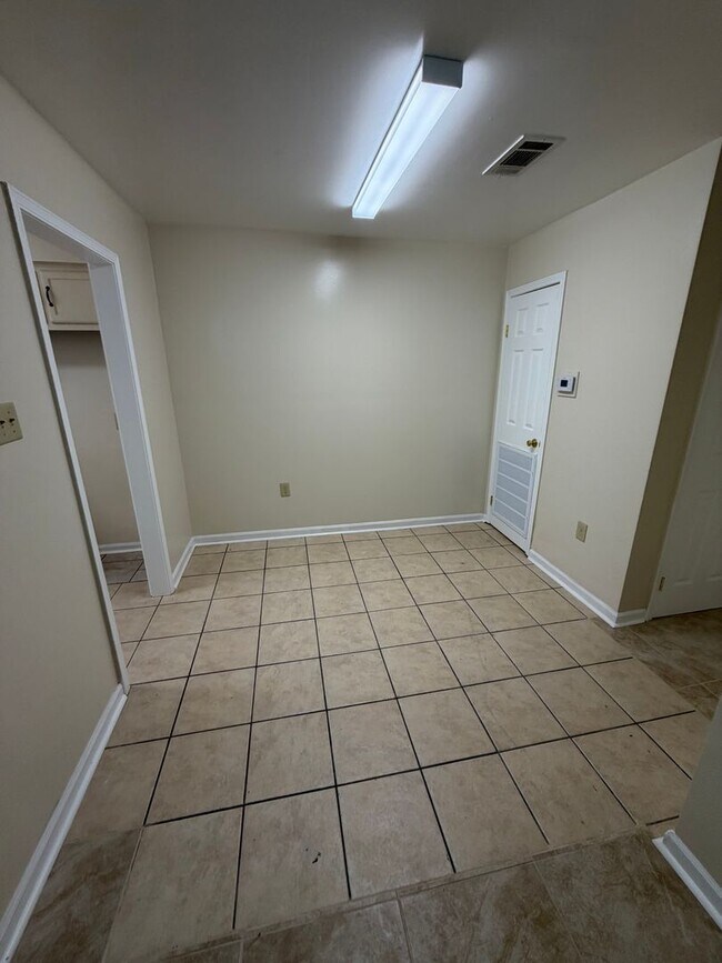 Foto del edificio - 8154 Jefferson Park Dr
