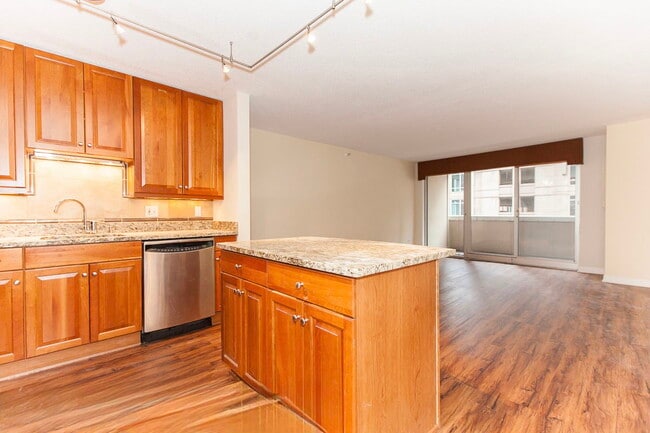 Photo - 545 N Dearborn St Apartment