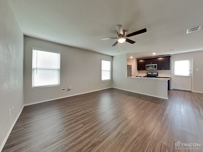 Foto del edificio - 405 Blue Crow Ln