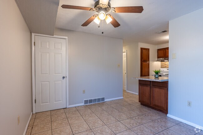 2 dormitorios, 1 baño - 667 pies cuadrados - Comedor - Sandy Creek