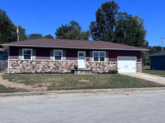 Building Photo - 1811 Briarwood Dr