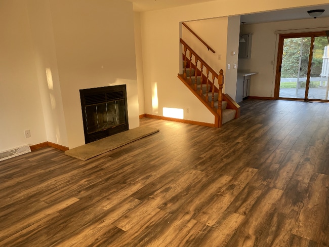 Building Photo - 560 Foxtail Dr