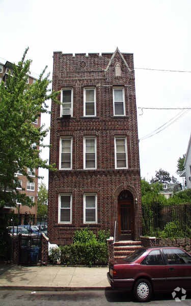 Primary Photo - 747 S Oak Dr