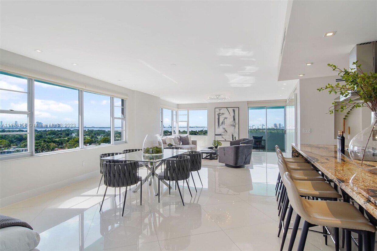 Primary Photo - 5255 Collins Ave