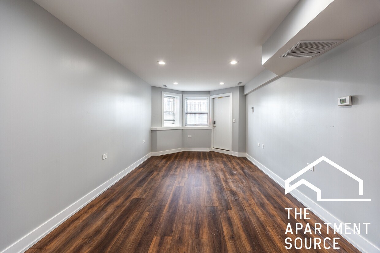 Foto principal - 3328 W Congress Pkwy