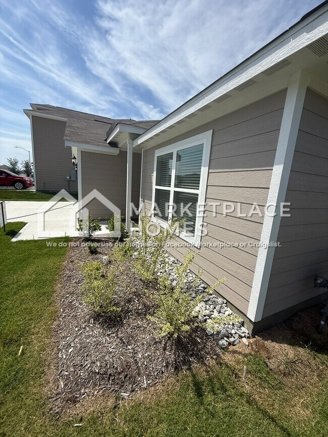 Foto del edificio - 904 Crimson Wolf Rd