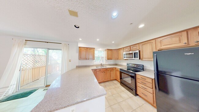 Foto del edificio - READY TO GO 3 LVL - 3 bed + 2 full and 2 half bath TH