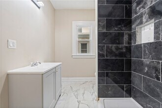 Building Photo - 483 Alexander St