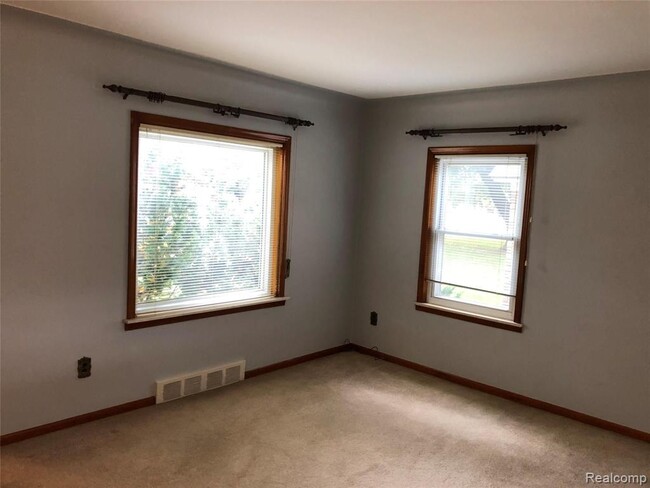 Building Photo - 2111 W 14 Mile Rd