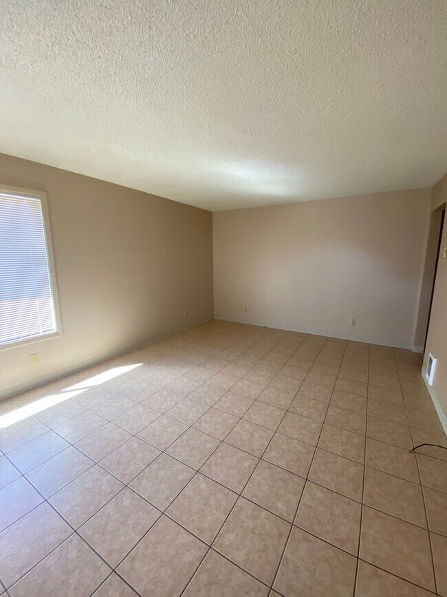 Foto del edificio - 2 Bed 1 Bath duplex with water, sewer and ...