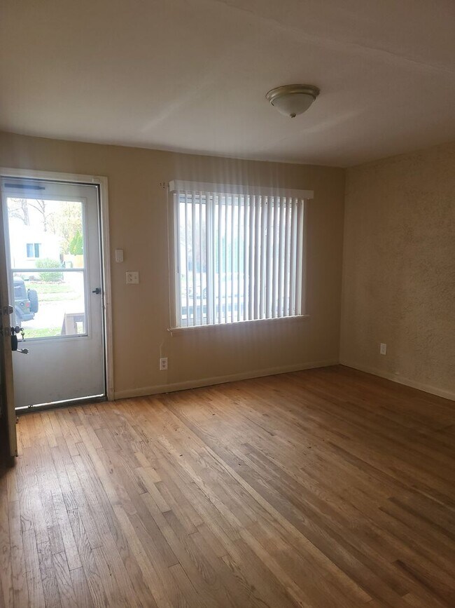 Building Photo - $1,200/month - 3 Bed 1 Bath Single Family ...