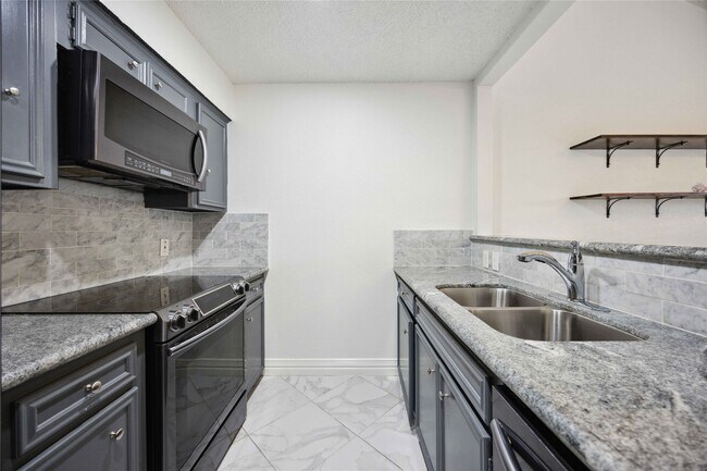 Foto del edificio - 13895 Hollowgreen Dr