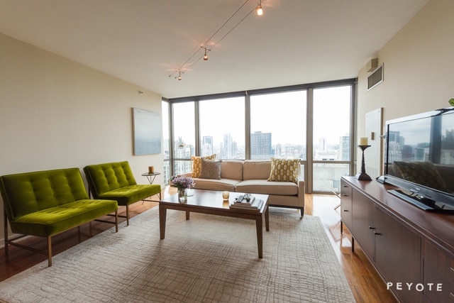 Photo - 2 E Erie St Townhome