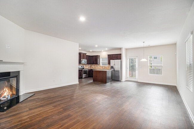 Building Photo - 3135 Hendrick Dr