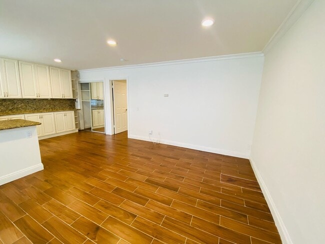 Foto del edificio - Luxury One Bedroom Apartment in La Jolla Village! Shared Garage Parking! AC! Washer & Dryer!