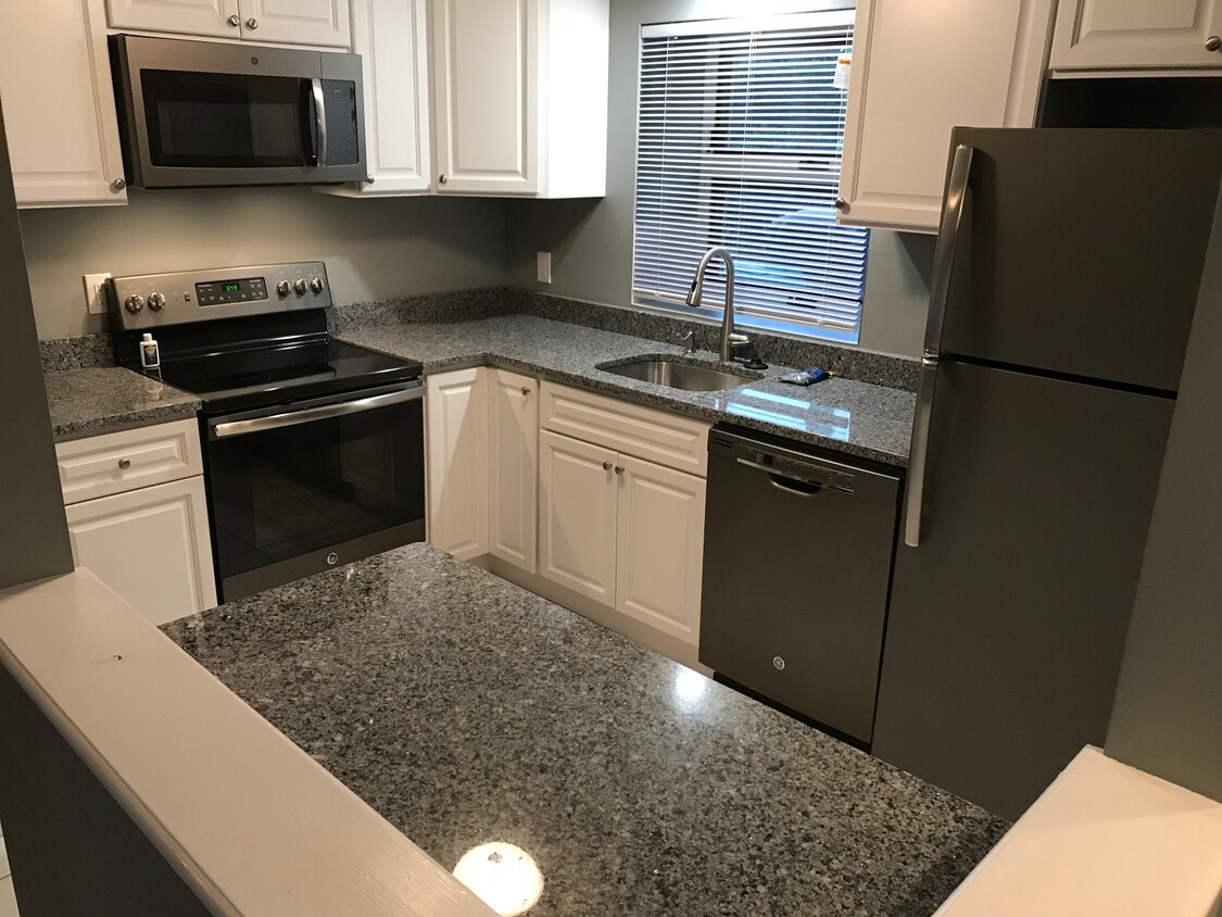 Brand new kitchen - 107 Warren Ave