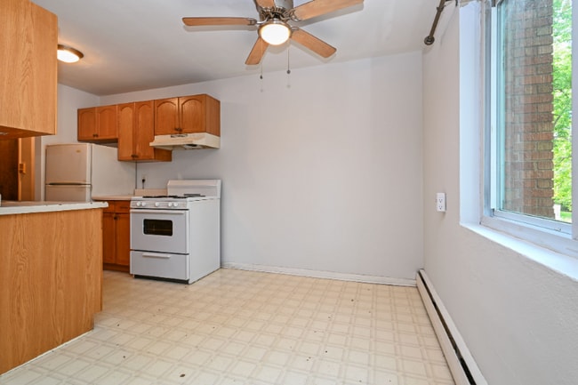 Building Photo - 515 5th St SE