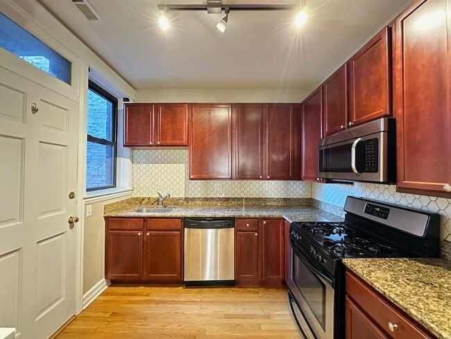 Building Photo - 4609 N Paulina St