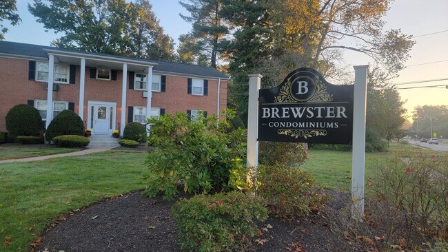 Foto del edificio - 12 Brewster Rd