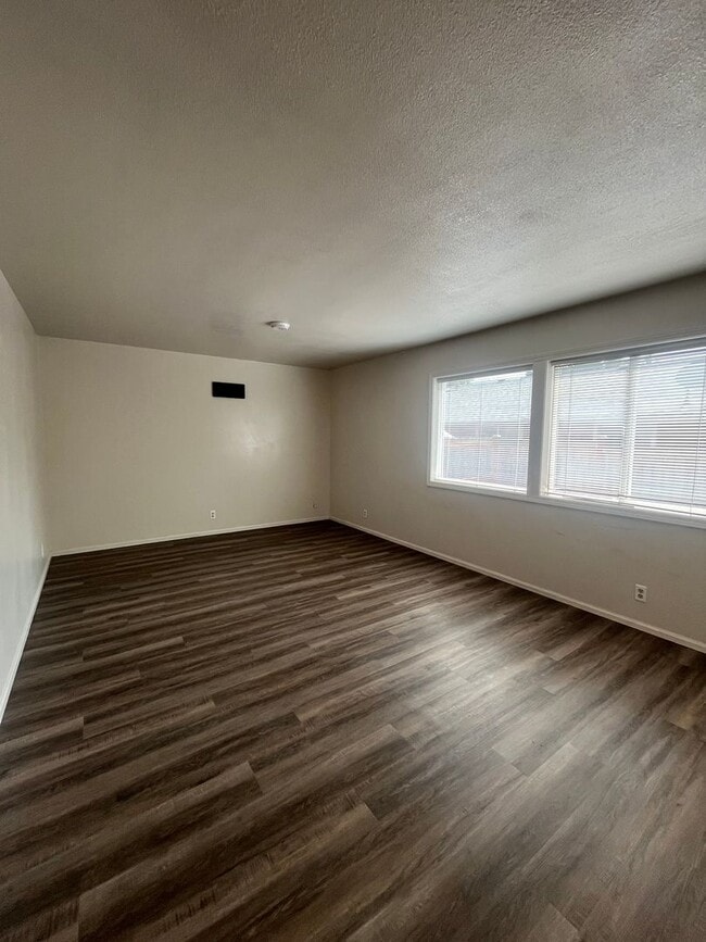 Foto del edificio - 2-Bedroom 1 1/2-Bathroom Duplex in Thurston