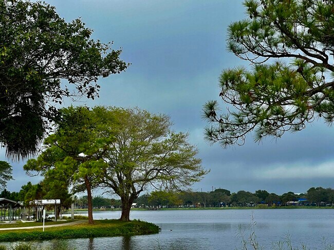 Foto del edificio - 2480 Lake Osborne Dr