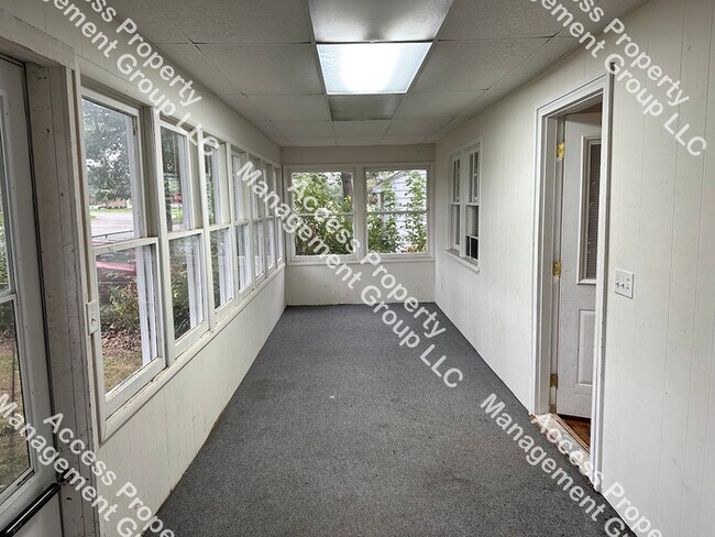 Building Photo - NE Side Huge 4 Bedroom Home
