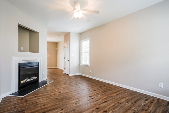 Building Photo - 2811 Erinridge Rd