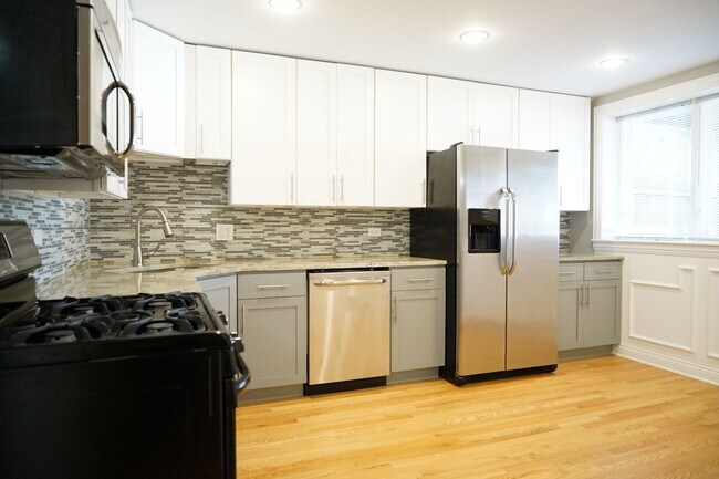 Foto del edificio - 3322 N Troy St