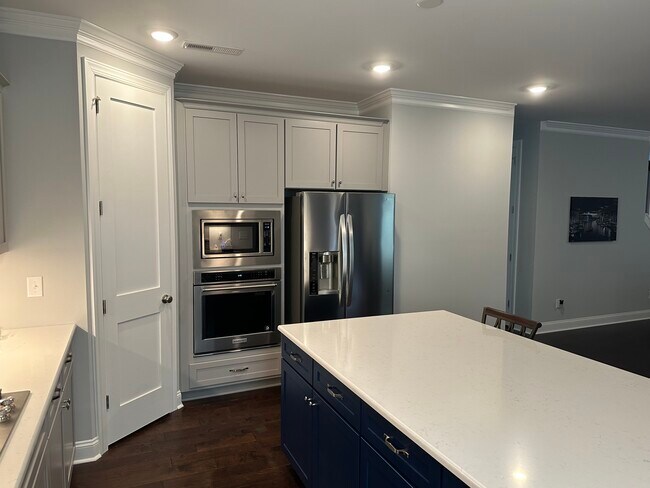 Building Photo - 1906 Manor Ct