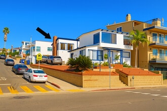 Building Photo - 2461 Palm Dr