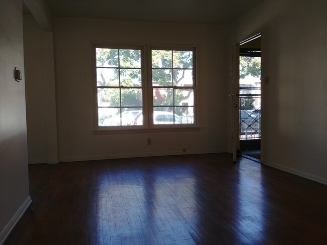 Building Photo - 424 E Freeland St