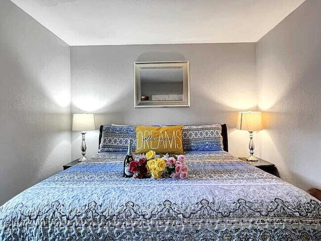 Foto del edificio - FULLY FURNISHED 2BR Condo