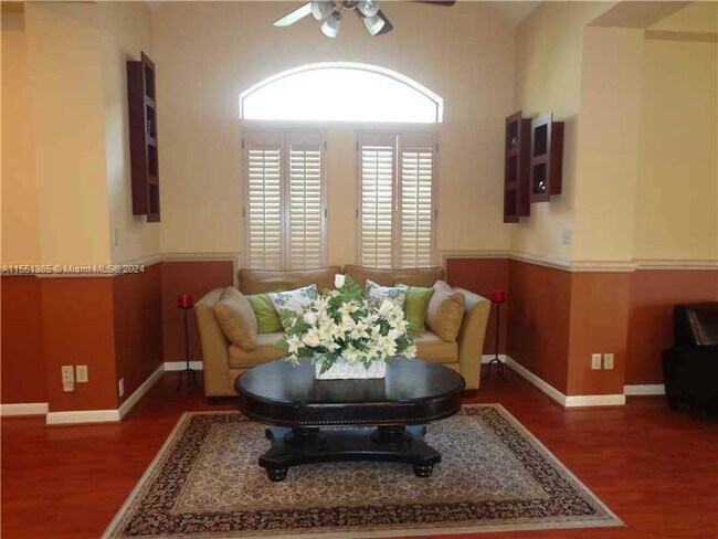 Foto del edificio - 570 S Park Rd