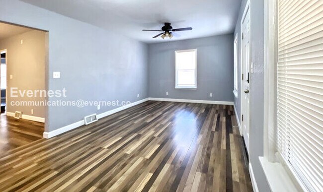 Foto del edificio - Spacious Property with Carport and Balcony Access